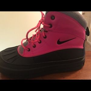 Nike girls acg boots